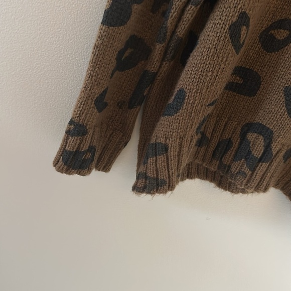 Wooden Ships Leopard Print Oversized Sweater 
Sz S/M Comfy Preppy Cozy Relaxed - Picture 5 of 8